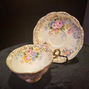 RARE Gorgeous Royal Albert Pastel Pink Floral Cabbage Rose Bouquet Heavy Gold Gilded Vintage Teacup, Wide Brim Avon Shaped, Great Condition