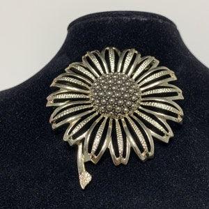 Avon sunflower brooch gold tone 3 inches x 2.5 inches