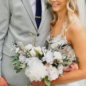 White Flower Wedding Bouquet Artificial Bridal Bouquet Bridesmaids Bouquet Ivory Flowers Greenery Bouquet Roses Ranunculus Flower
