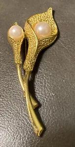 Gold tone elegant Calla Lily brooch 3" pin Beautiful Piece!