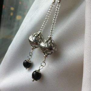 Ethnic earrings with its large Tibetan silver saucers, transparent Miyuki pearls and a fine suspended Onyx stone