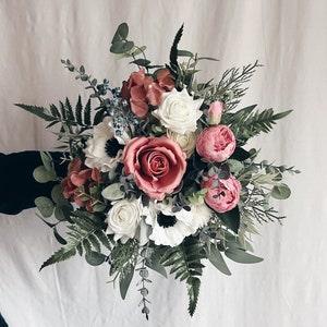 Bridal bouquet with dusty rose flowers and anemones, bridesmaid bouquets, white fake bouquet, white and green bouquet, whit