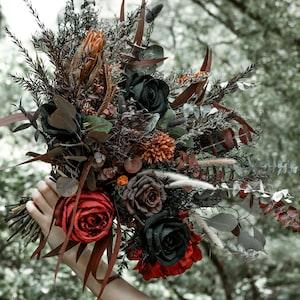 Fall halloween bouquet / moody bouquet / black wedding centerpiece / black rose / Gothic silk flower
