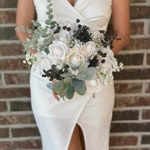 Navy blue and white roses Navy blue wedding Navy blue roses Navy blue bouquet White roses bouquet