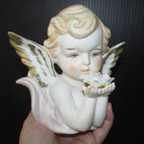 Beautiful  collectable bisque angel figurine holding a bouquet of roses /joli ange figurine en bisque avec un bouquet dans ses mains