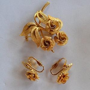 Vintage CORO signed gold plate dimensional roses flower with leaves bouquet jewelry set brooch pin earrings in original box
