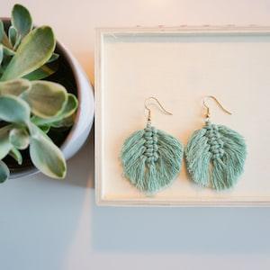 Botanical boho green feather macrame earring, macrame leaf recycled cotton jewelry for botanical plant lover
