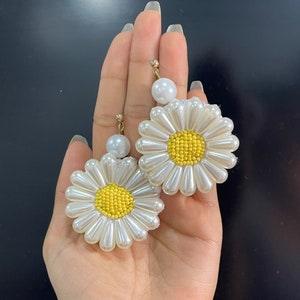 Daisy flower earrings I Pearl flower earrings I Beaded flower earrings I White and yellow flower earrings
