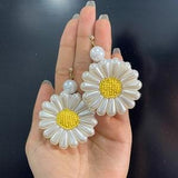 Daisy flower earrings I Pearl flower earrings I Beaded flower earrings I White and yellow flower earrings
