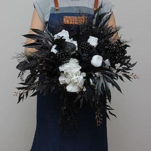 Halloween bouquet Black and white flowers Fall bridal bouquet Faux bouquet Halloween wedding Silk flowers Boho wedding-size 16 inch