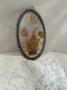 Vintage Pressed Dried Flowers Hanging Oval Glass Twisted Metal Frame 6.5??? x 4.5???
