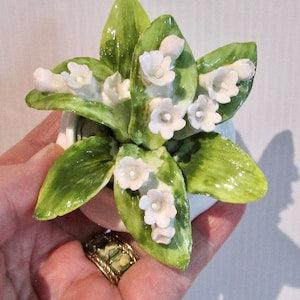 Stunning collectable ROYAL ALBERT porcelain bone china Lily of the Valley flowers bouquet in a vase