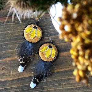 Moody Wezaawiwaabigwan (Black-Eyed-Susan) beaded earrings with Feathers, dangle earrings, feather earrings, flower earrings
