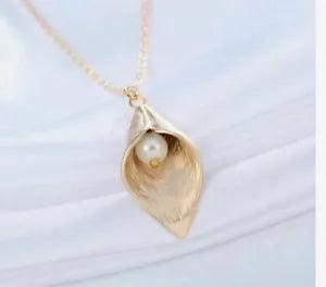 CALLA LILY PENDANT NECKLACE. GOLD