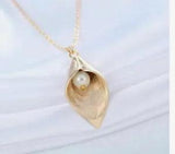 CALLA LILY PENDANT NECKLACE. GOLD