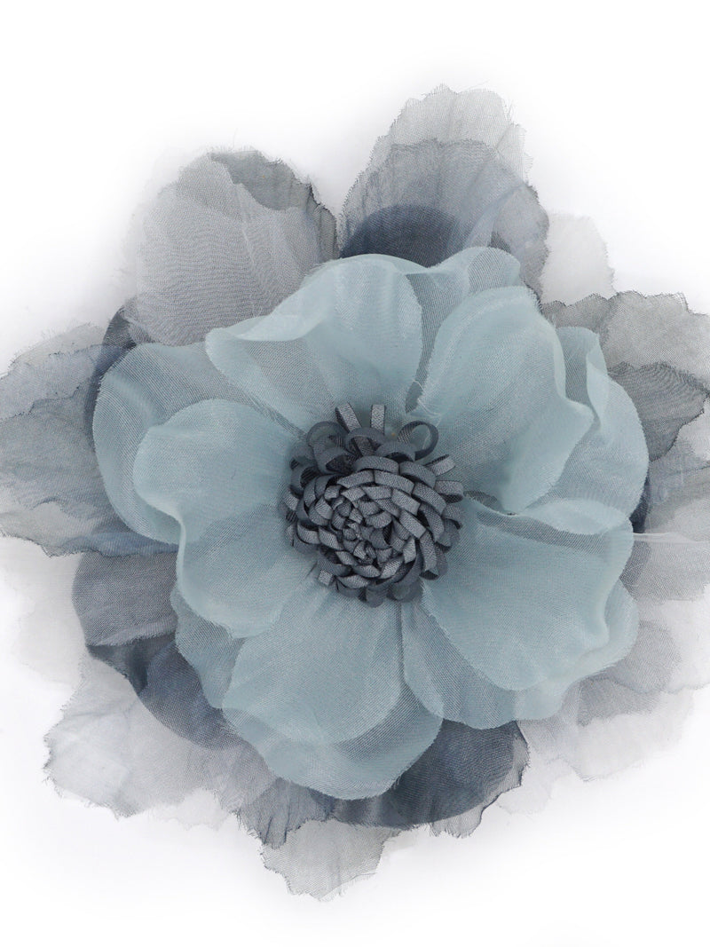 Broche fleur en organza et satin, 3 couleurs (bleu gris, blanc, gris). silk flower