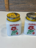 Vintage Tipp city 2 nutmeg and cloves flowers shakers 50Õ flower spore