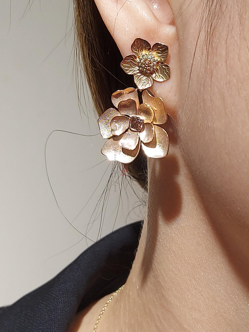 14k Gold Flower Drop, Solid Dangling Gold Earring with Flower Charms, Bubble Flower Earring Charm, Flower Earrings, Dangling diamond ANNIVERSARY