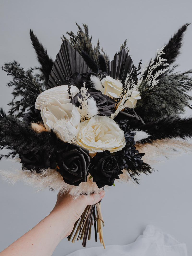 Black and white ivory bouquet/Gothic bouquet/Black Ivory White wedding/Halloween Dark flowers bouquet/Dried black bouquet/Bridesmaid bouquet Bouquet