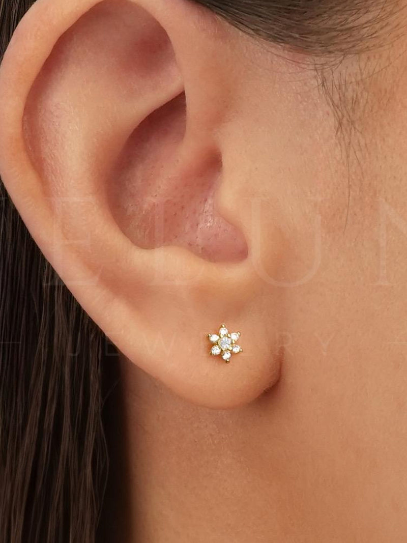 STUD: Diamond Flower Stud ¥ Minimalist Earrings ¥ Dainty Flower Stud ¥ Everyday Earrings FLOWER DELIVERY