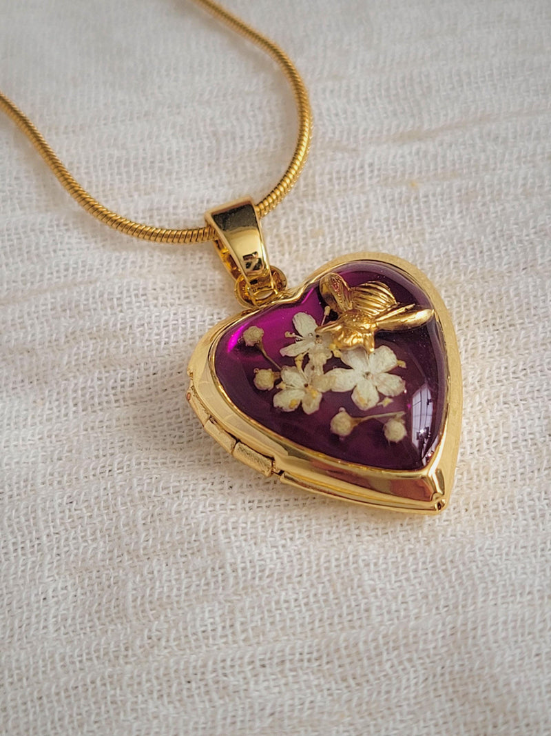 Pressed Flower Memorial Locket, Real Flower Bee Charm Necklace, Cottagecore Botanical Jewelry, Bridesmaid Gift, Gold Heart Locket for Her ANNIVERSARY