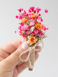 Pink boutonniere for the groom with baby's breath and dried flowers. Buttonhole for groomsman  in sunset colors I Fernanda I wedding flower
