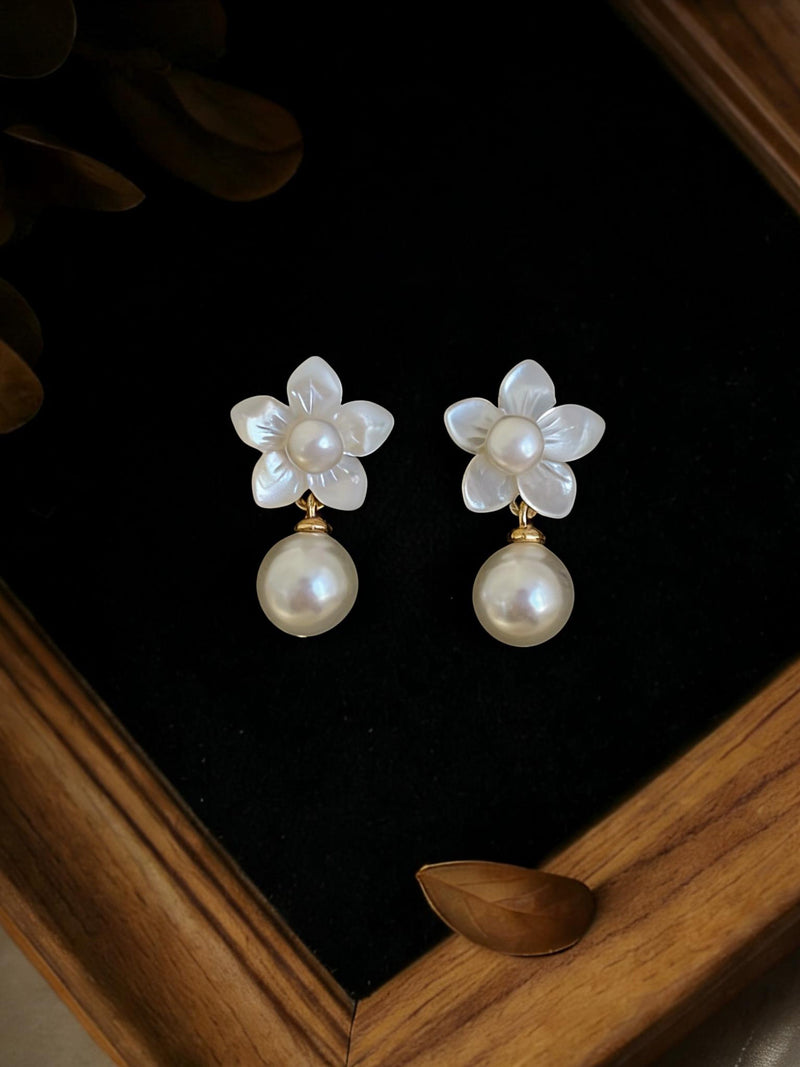 Mother of Pearl Floral Earrings,Bridal Flower Pearl Earrings,Bridesmaid Gift,Wedding Earrings,Wedding Jewelry,Mothers Day Gift for mom ANNIVERSARY