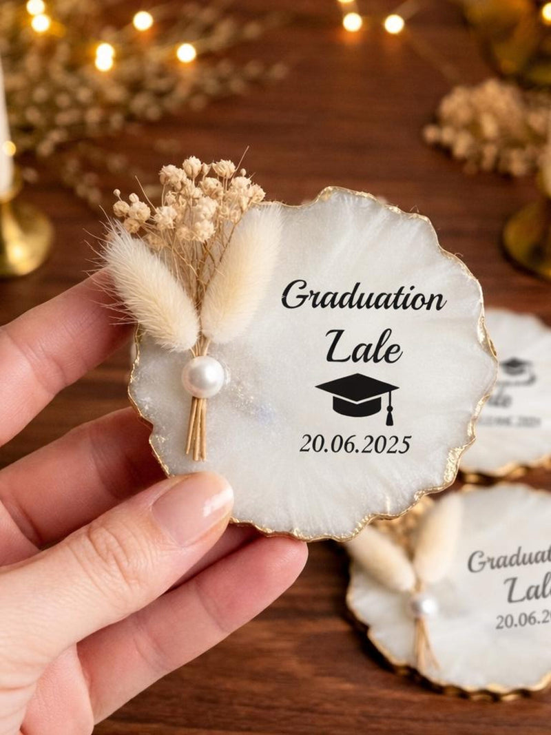 Heart-shaped epoxy dried-flower charm with pearl, pampas, and text Graduation Zale 20.06.2025