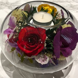 Real-flower candle votive in glass, red rose and purple orchids with green leaves