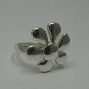 Sterling silver 925 flower ring, solid metal band with five petal design