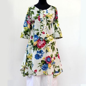 Women's floral cotton tunic with round neck and button placket, multicolor flower print