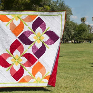 Flower quilt pattern with colorful Drunkard's Path patchwork blocks