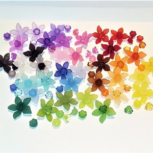 Mixed-color acrylic daffodil flower beads, small 27mm pieces in flower shapes