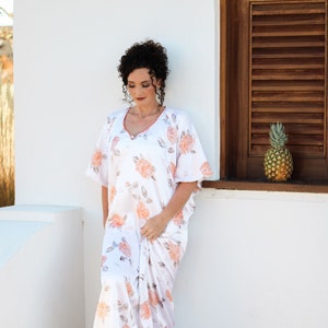 Floral white maxi dress with short sleeves and loose kaftan fit
