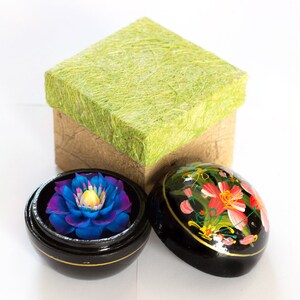 Violet-blue soap flower in round black tin with blue-purple blossom, gift set