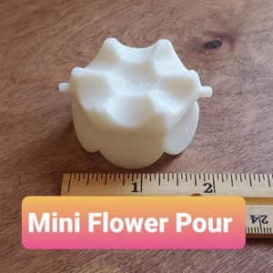 Mini flower-shaped acrylic paint pour cup, white split cup with 6 petals