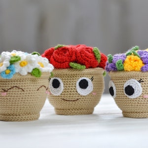 Crocheted flower-basket amigurumi set with beige baskets and colorful flower heads