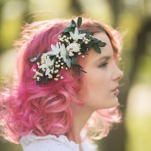 Bridal hair comb with preserved eucalyptus leaves and white flower cluster