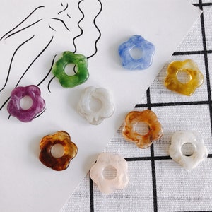 Set of flower-shaped resin charm pendants, assorted colors, hollow cutout design