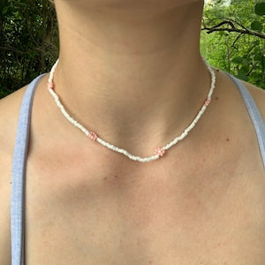 Pink and white flower bead necklace with short collar design