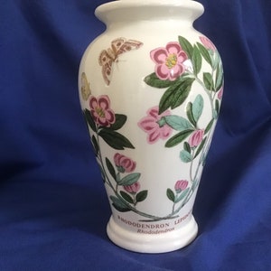 Portmeirion vintage floral vase, cream with pink flowers and green leaves, 14 cm tall