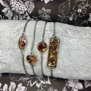 Adjustable memorial dried flower bracelet set with oval resin charms, gold and red accents