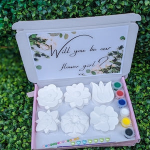 White keepsake box set with printed flower-girl message, white felt flowers and paint palette