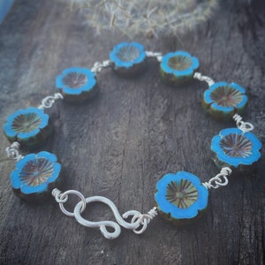 Blue flower bead bracelet with silver links and lobster clasp