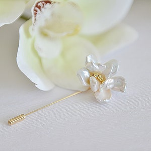 Pearl flower and ribbon brooch pin with gold-tone straight clasp