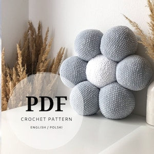 Flower-shaped crocheted pillow pattern PDF with gray crocheted flower, English/Polski