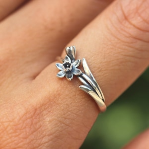 925 silver daffodil flower ring with openwork blossom and leaf detail
