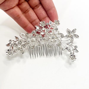 Silver rhinestone and pearl flower hair comb with side leaf details