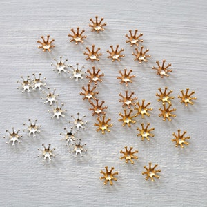 Flower stamen bead caps, 10mm, mix of gold and white, brass-like metal pieces