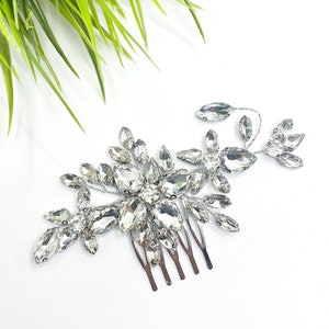 Silver rhinestone floral hair comb with bow-like center and three prongs